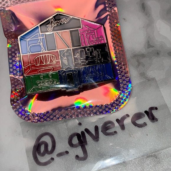 LOVER HOUSE / ERAS TOUR - TAYLOR PIN - Picture 4 of 9